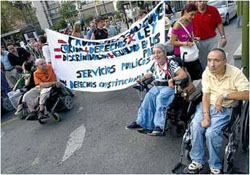 Residentes del CAMF de Leganés durante la marcha [Clic para ampliar la imagen]